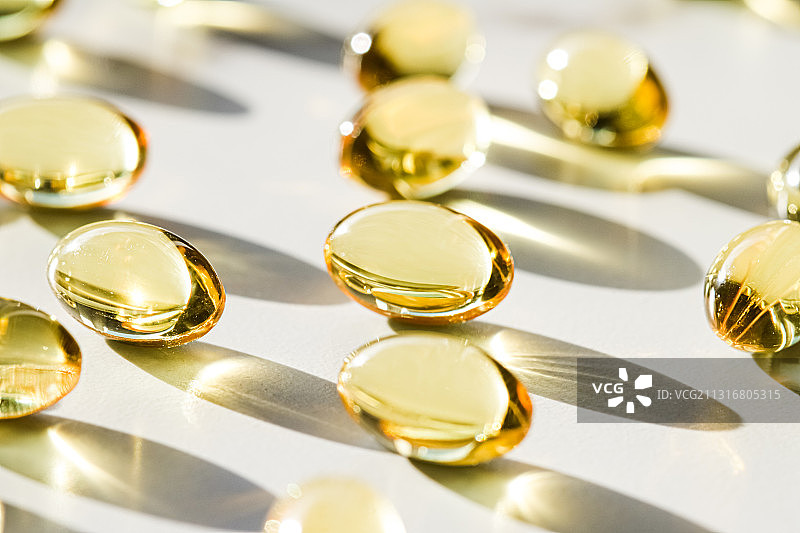 白色背景上的药丸特写图片素材