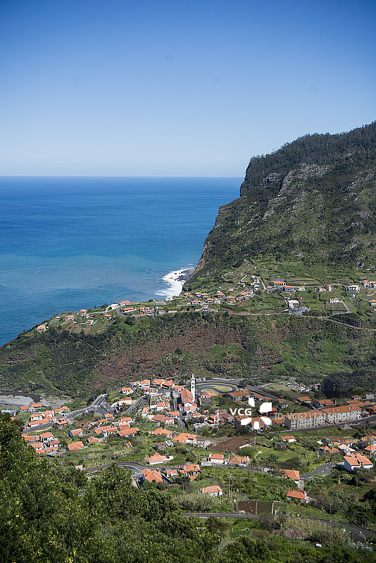 清澈的天空映衬着大海的美景图片素材