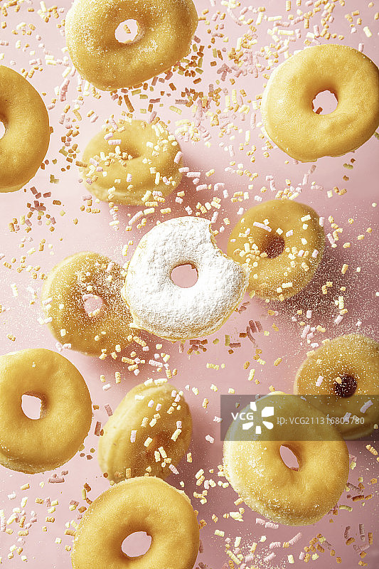 桌子上的甜甜圈特写图片素材