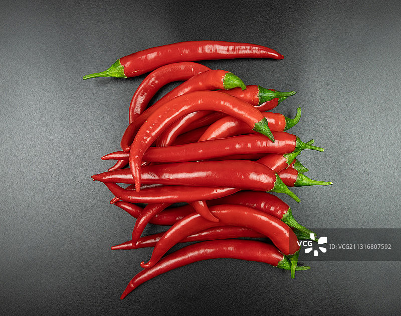 桌子上的红色辣椒特写图片素材