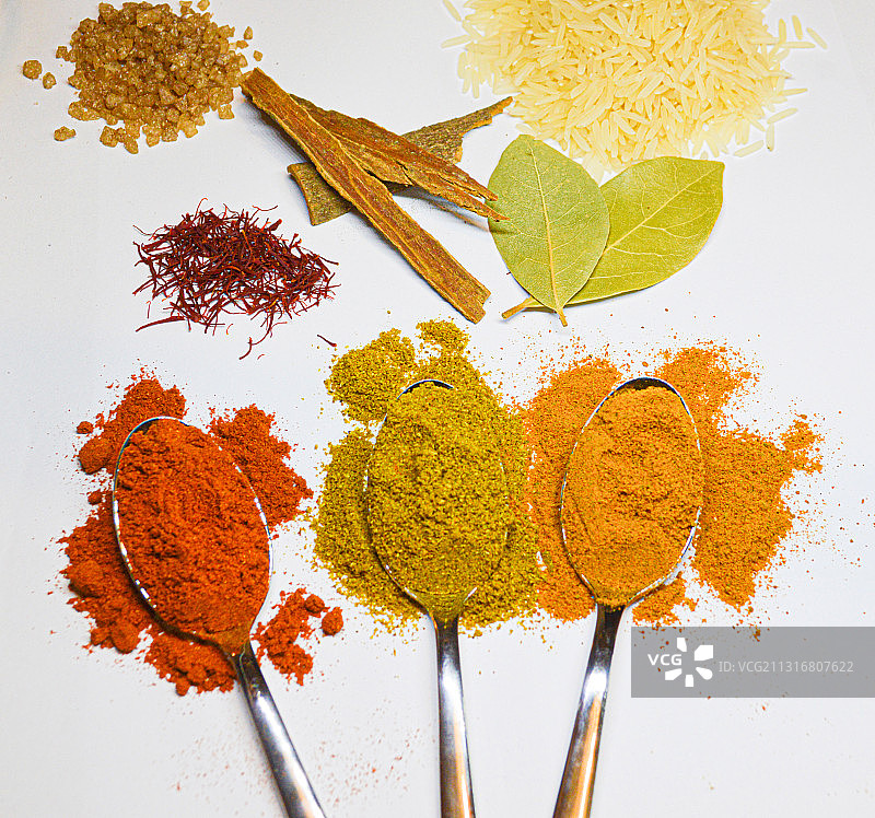 白色背景上的辣椒粉高角度视图图片素材