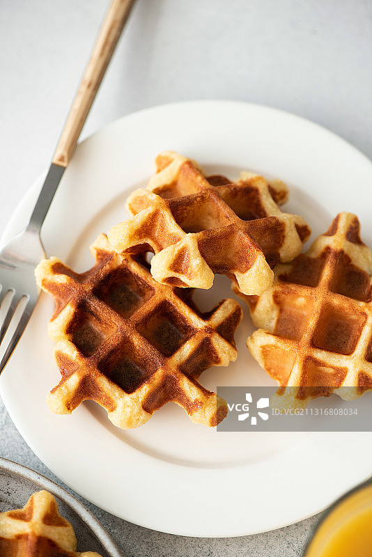 盘中餐桌上的华夫饼特写，俄罗斯图片素材