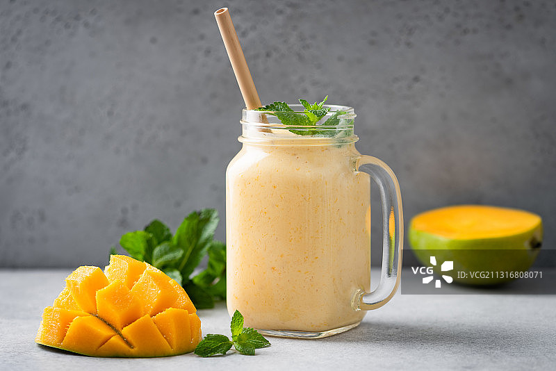 桌子上罐装思慕雪特写，俄罗斯图片素材