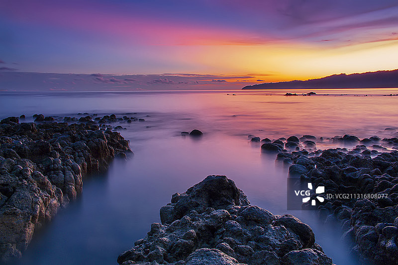 日落时分印度尼西亚马鲁古群岛安汶市的壮丽海景图片素材