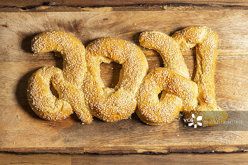 桌子上的椒盐卷饼（高角度）图片素材