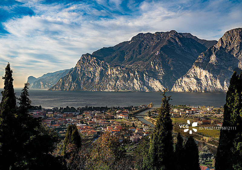 意大利加尔达湖城镇山脉景观全景图片素材