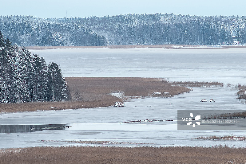 芬兰科内梅斯塔林蒂冬季冰封湖面风光图片素材