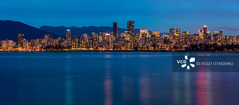 加拿大不列颠哥伦比亚省温哥华黄昏时分的城市全景图片素材
