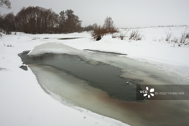 俄罗斯冬季冰冻湖面的景色图片素材