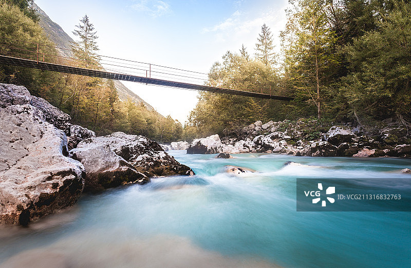 河中树木与天空的景色图片素材