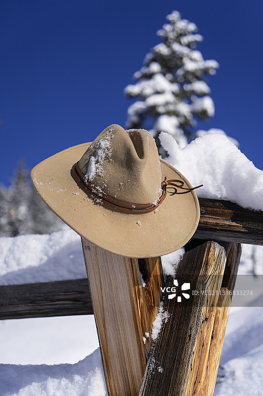 美国鱼溪瀑布木桌雪景特写图片素材