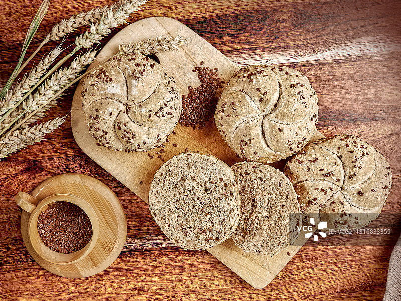 高角度的面包在桌子上图片素材