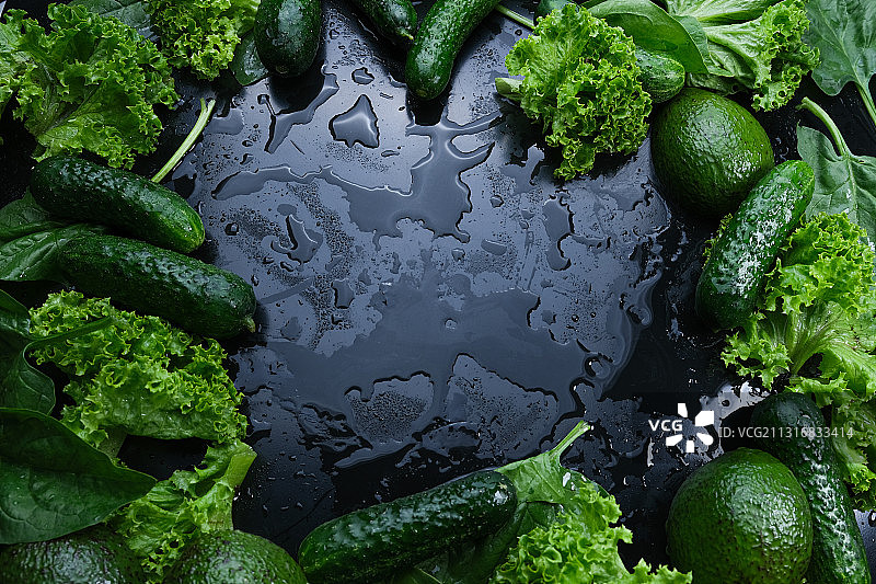 桌子上潮湿蔬菜的高角度视图图片素材