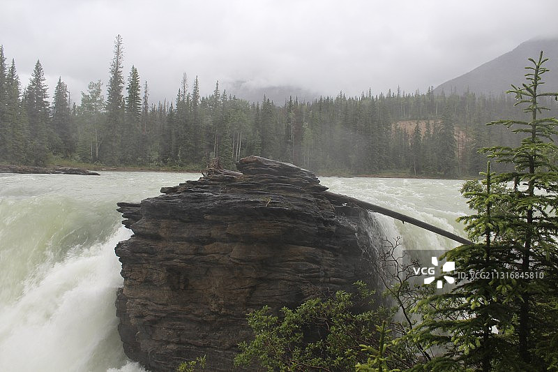 加拿大阿萨巴斯卡瀑布的河流风光图片素材