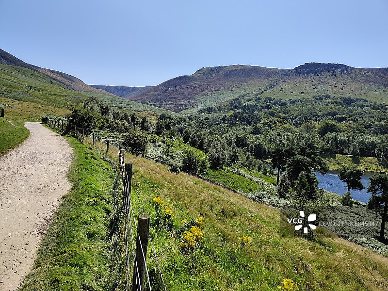 在晴朗天空下的格林菲尔德景观，英国图片素材