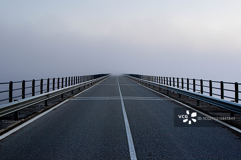 天空下的空旷道路图片素材