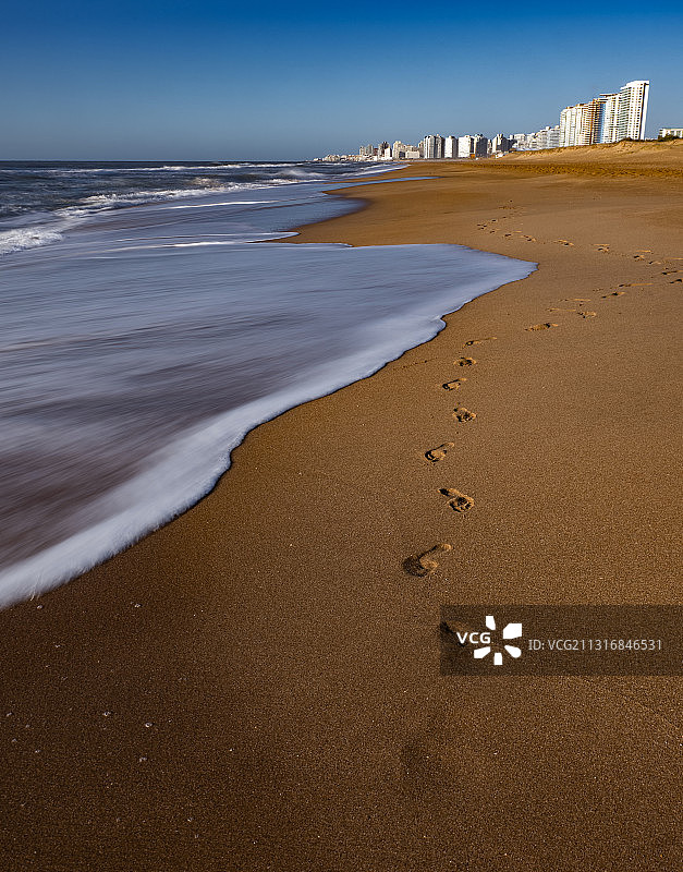 乌拉圭马尔多纳多埃斯特角海滩的晴朗天空景色图片素材