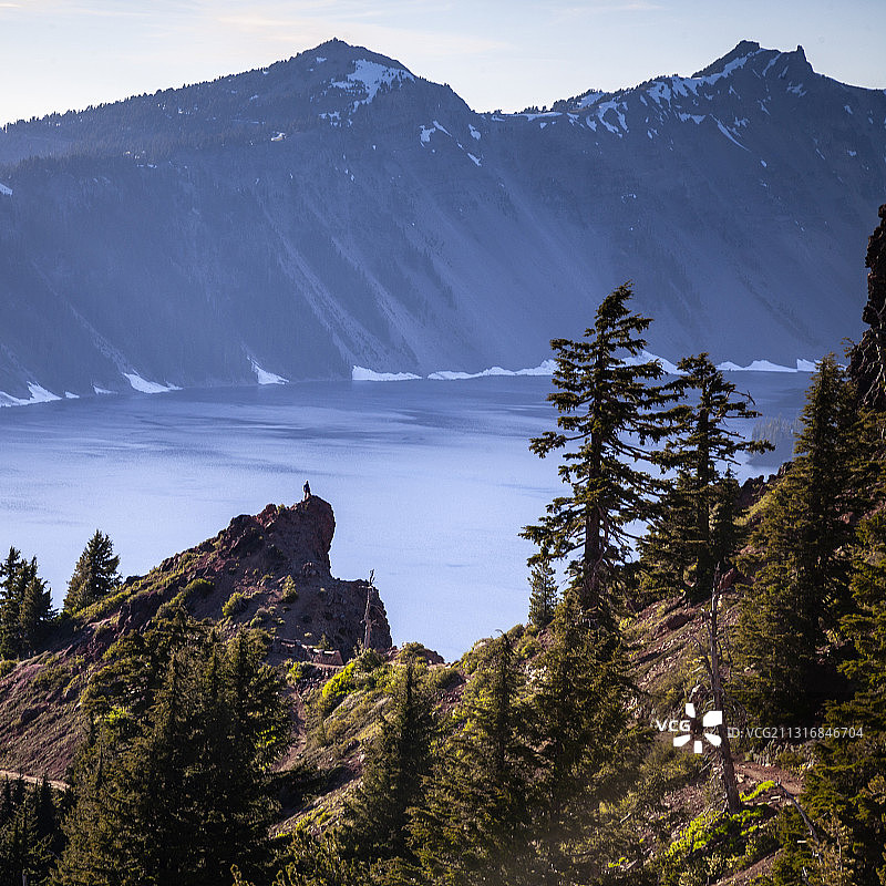 美国俄勒冈州火山口湖国家公园雪山风光图片素材