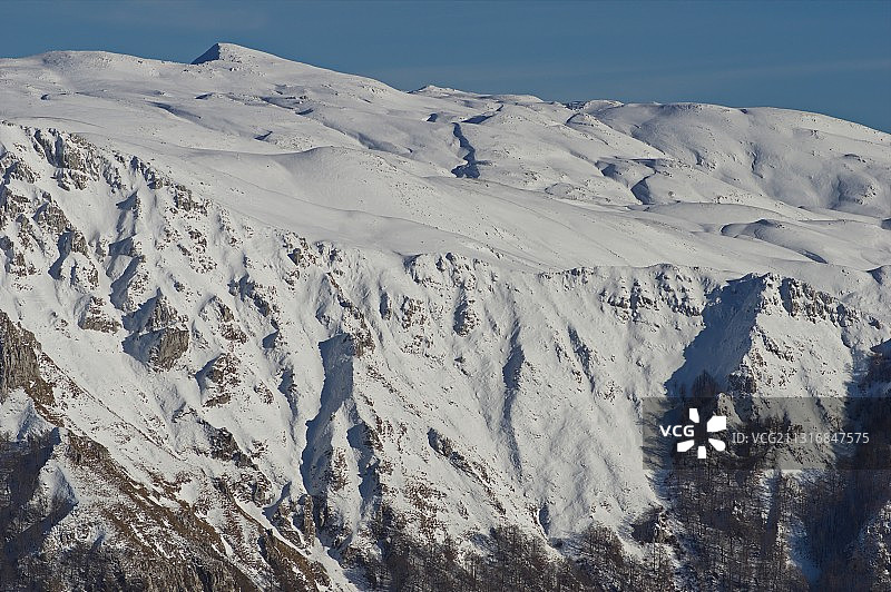 白雪皑皑的山峰映衬着天空图片素材