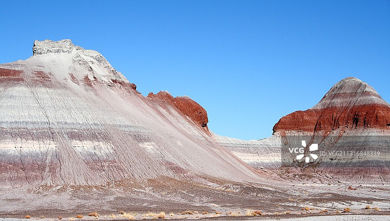 亚利桑那州石化林国家公园的岩石山脉风光，美国图片素材