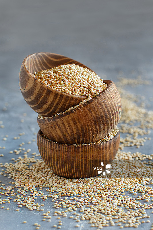 碗中堆叠的未经烹饪的干燥白色藜麦籽图片素材