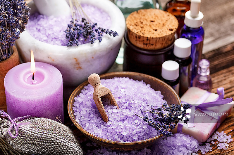 桌子上薰衣草水疗设备的高角度视图图片素材