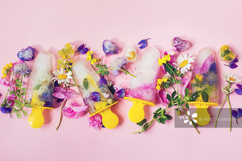 粉色背景上的野花冰棒高角度视图图片素材