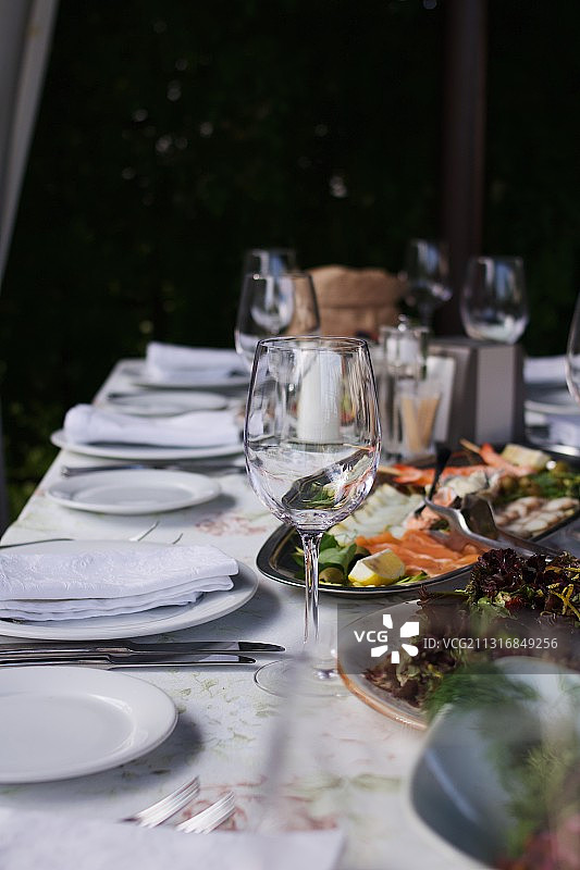 俄罗斯：餐桌上的餐具摆放俯视图图片素材