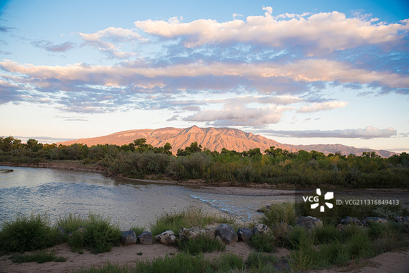 日落时分美国新墨西哥州阿尔伯克基的风景图片素材