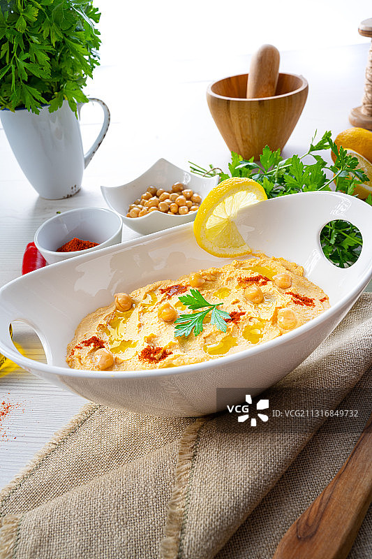 白色背景上的柠檬辣椒鹰嘴豆泥图片素材