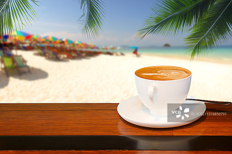 泰国热带海滩餐桌上的咖啡特写图片素材