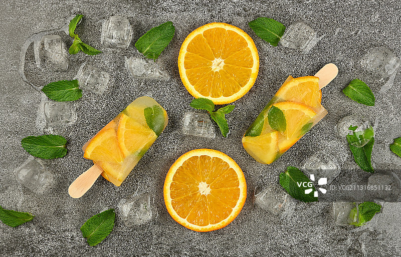 俯视拍摄的桌上柑橘类水果和树叶图片素材