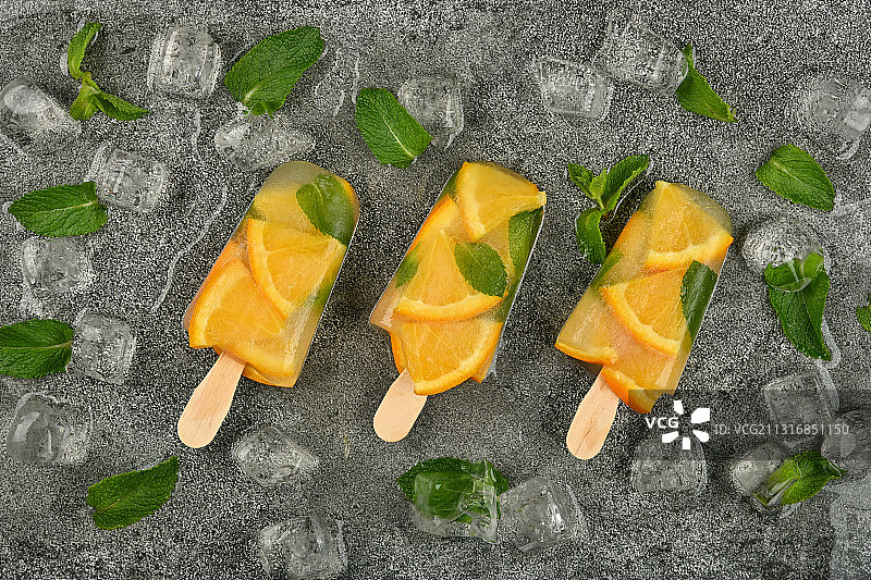 高角度的食物在桌子上图片素材