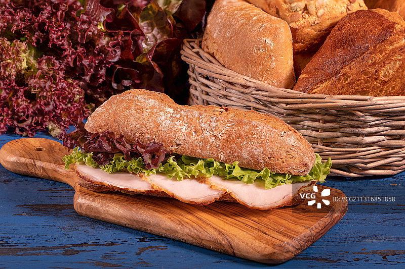 桌子上的三明治特写图片素材