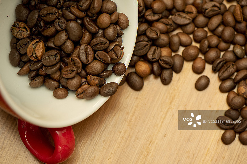 杯中烘焙咖啡豆的特写图片素材