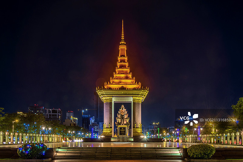 柬埔寨金边独立广场夜景图片素材