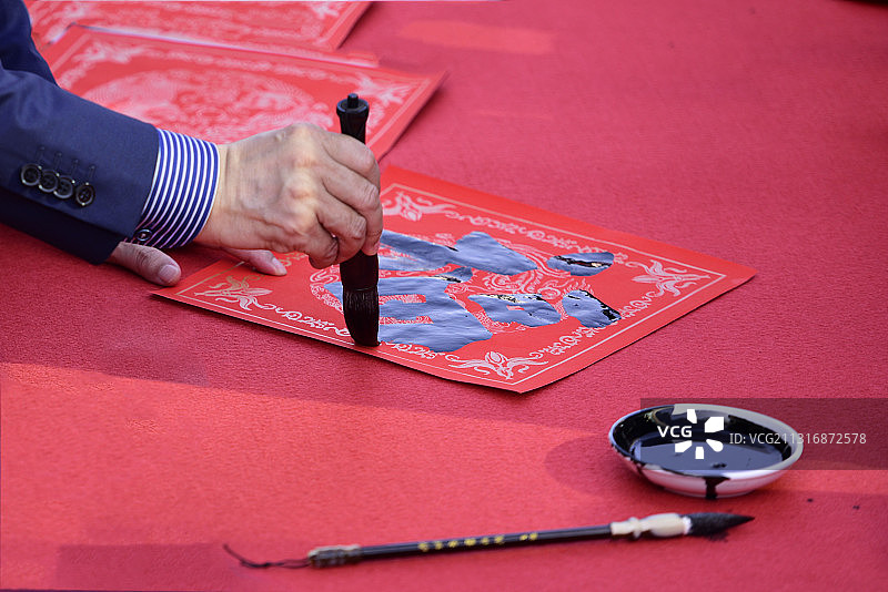 2021年春节深圳书法家在福田区华强北为市民送福活动图片素材