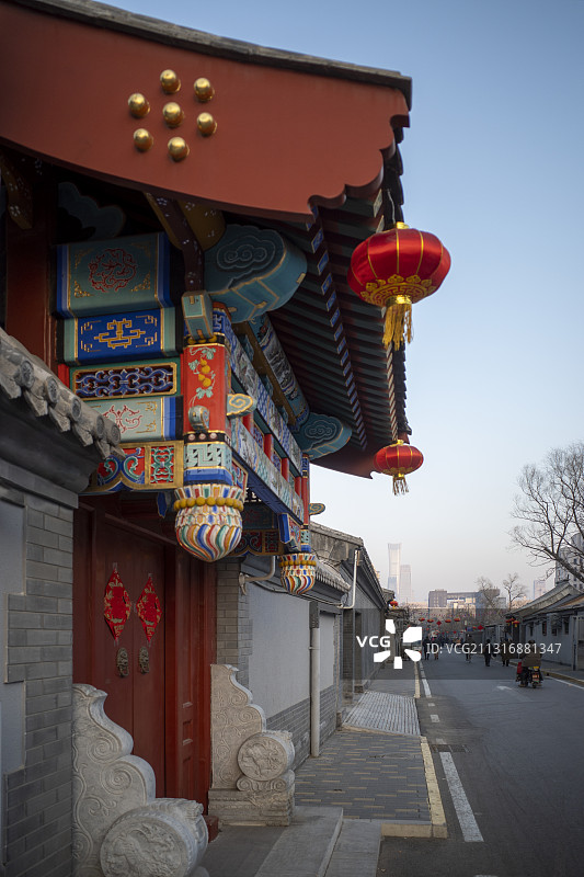 北京东城胡同的春节喜庆装饰图片素材