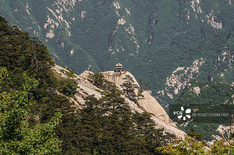 华山东峰鹞子翻身下棋亭图片素材