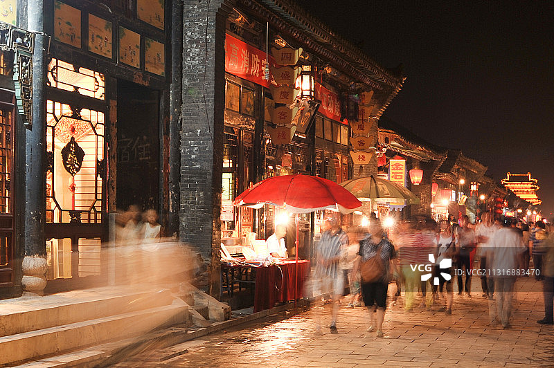 山西省晋中市5A级旅游景区平遥古城内部道路和巷子繁华夜景图片素材