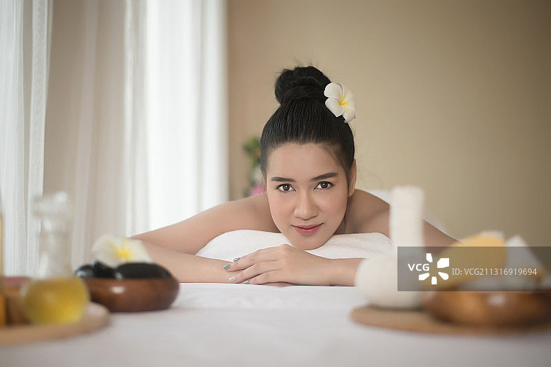 年轻女子在水疗中心按摩床上图片素材