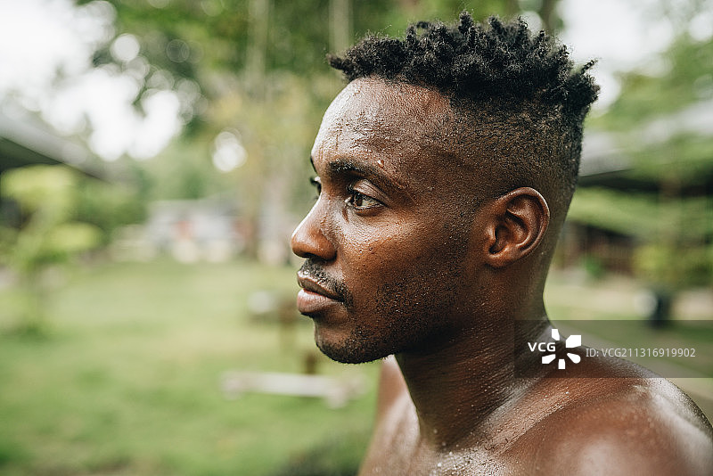 泰国帕岸岛年轻男子肖像图片素材