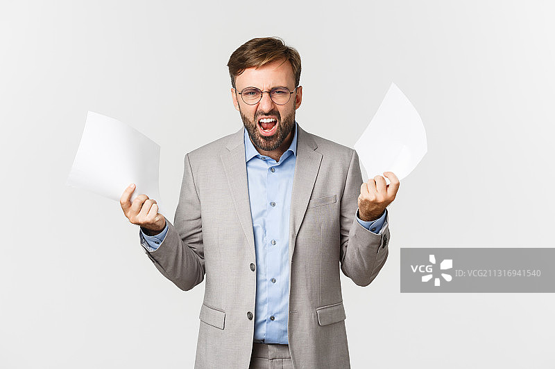 微笑的商务男士手持文件，以白色背景为背景图片素材