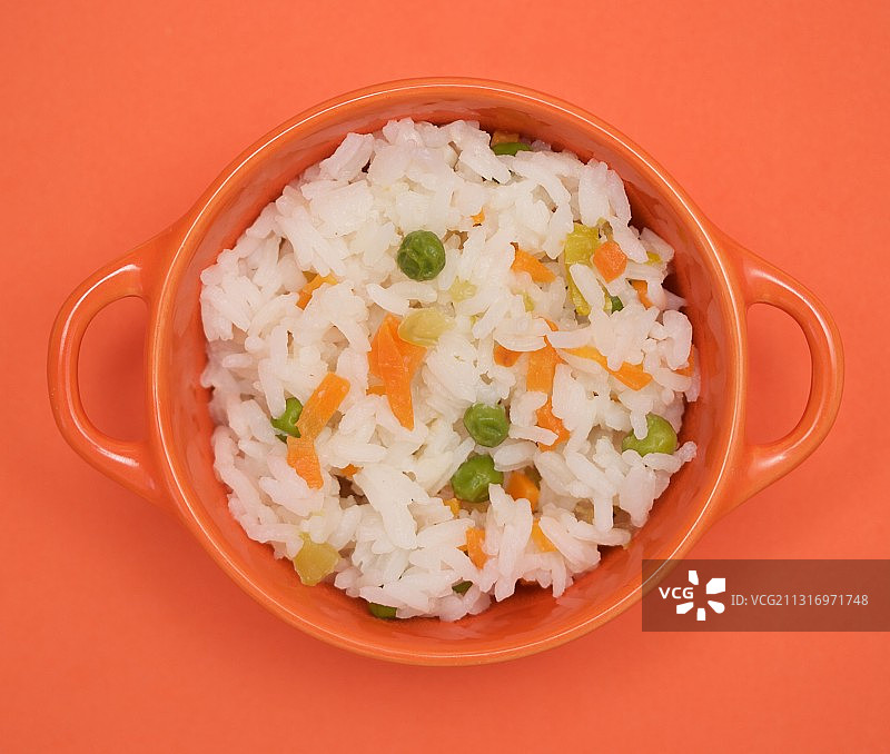 红色背景碗中米饭俯视图图片素材