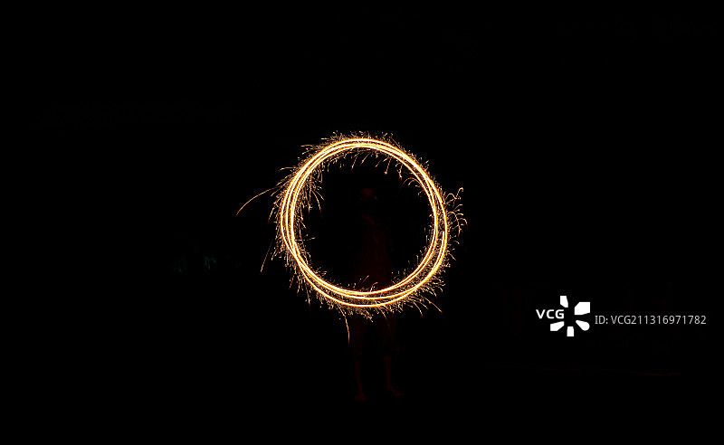 男人在夜晚旋转钢丝棉图片素材