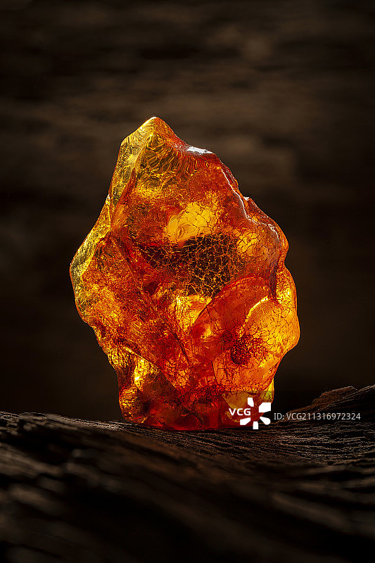 木头上的岩石特写图片素材