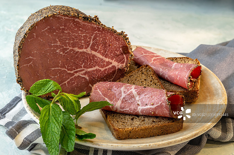 切菜板上的肉特写，美国马萨诸塞州沃本图片素材