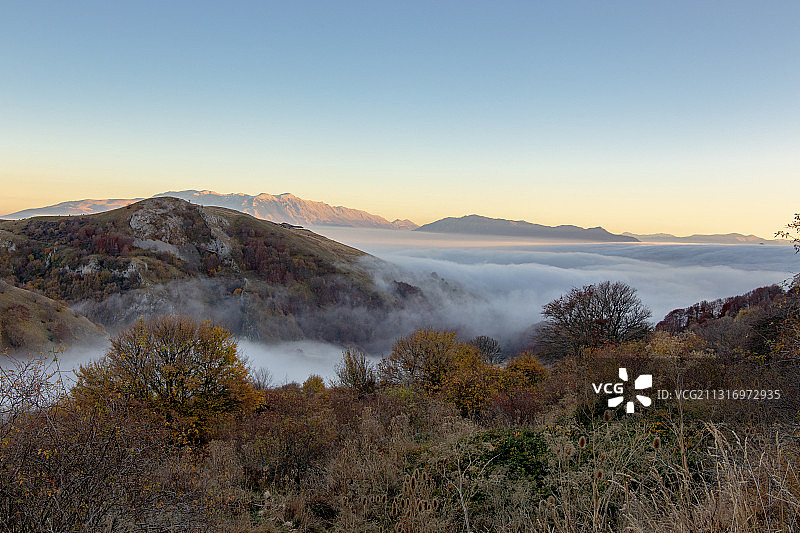 日落时分意大利阿布鲁佐山脉的壮丽景色图片素材