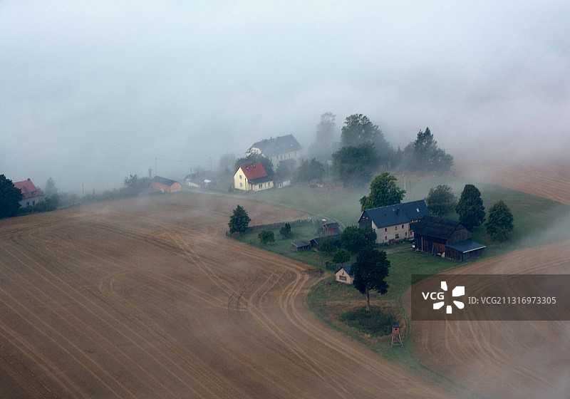 天空映衬下的农田风景图片素材