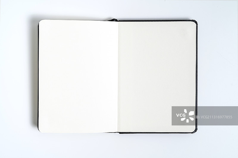 俯视拍摄：白色背景上的书籍图片素材